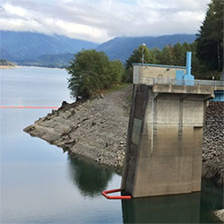 Забірна споруда на дамбі Калмбек у водосховищі Спада озера