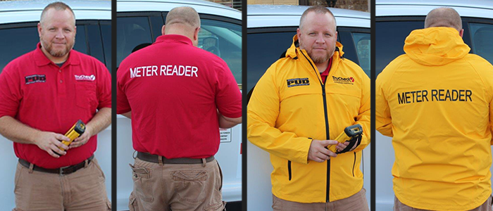 El uniforme del empleado de TruCheck es un polo rojo o una chaqueta impermeable amarilla con un lector de medidores impreso en la parte posterior