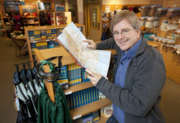 Rick Steves ในสำนักงานใหญ่ของ Edmonds