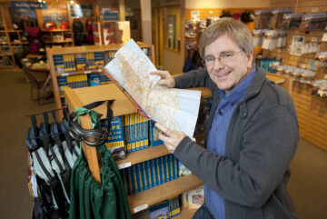 Rick Steves ในสำนักงานใหญ่ของ Edmonds