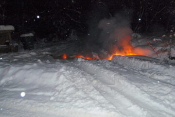 Línea eléctrica hacia abajo en la nieve