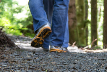 Excursionistas en un sendero por el lago Spada