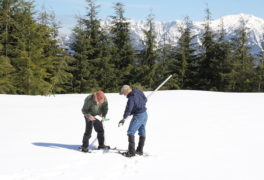 Los trabajadores de PUD miden la capa de nieve