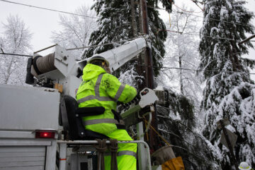 Miembro de la tripulación trabajando para instalar poste de energía