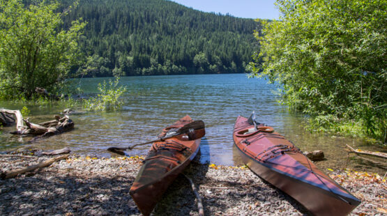 Kayaks alwaax ah oo ku yaal xeebta Spada Lake