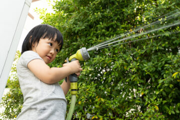 Niña, regar plantas