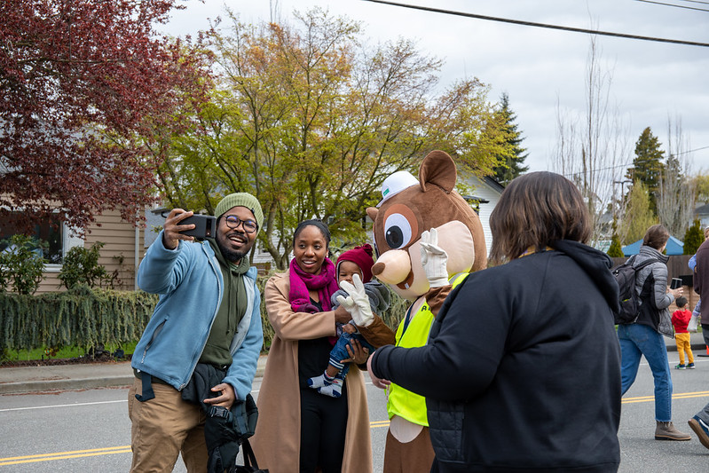 Qoyska dhoola cadeynaya oo sawir selfie ku qaadanaya mascot