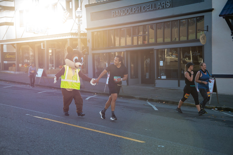 Mascot Zip with runner on Snohomish street during Run for Warmth