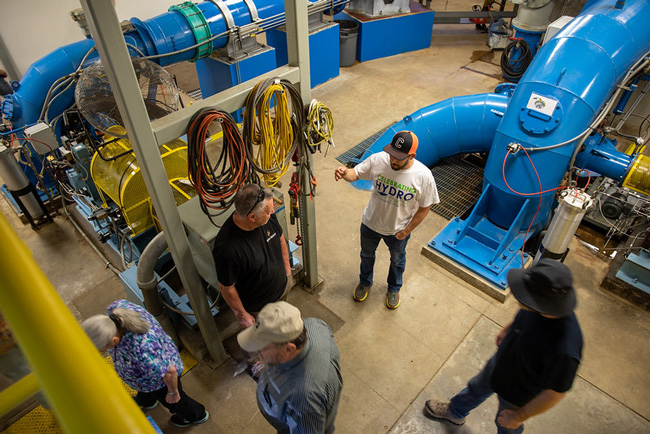 Visitantes recorren el Proyecto Hidroeléctrico Woods Creek en una visita guiada