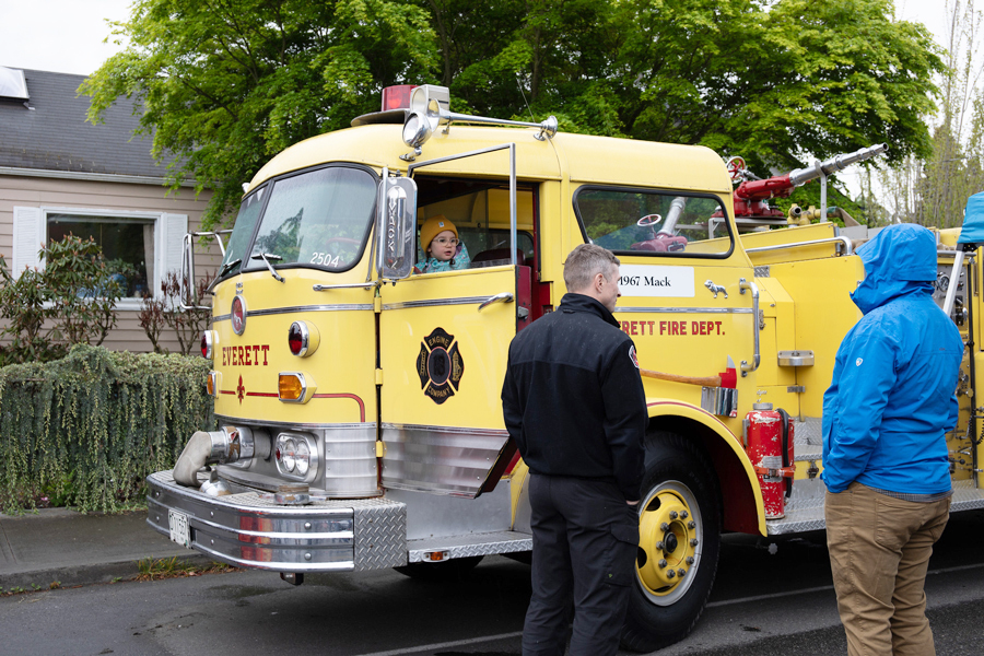 Everett Fire의 빈티지한 밝은 노란색 소방차는 Energy Block 파티에서 많은 사람들의 관심을 끌었습니다.