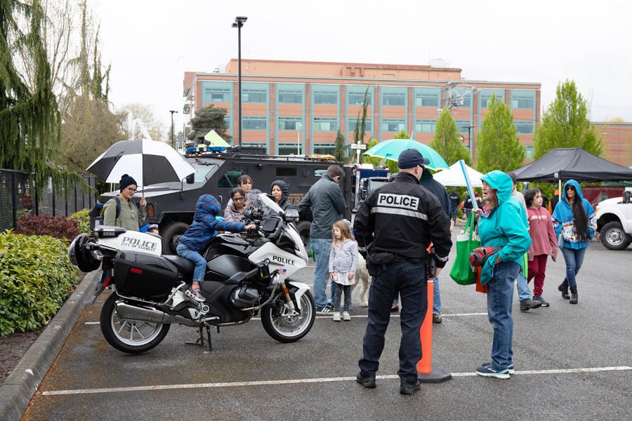 एक बच्चा एवरेट पुलिस मोटरसाइकिल पर बैठा है।