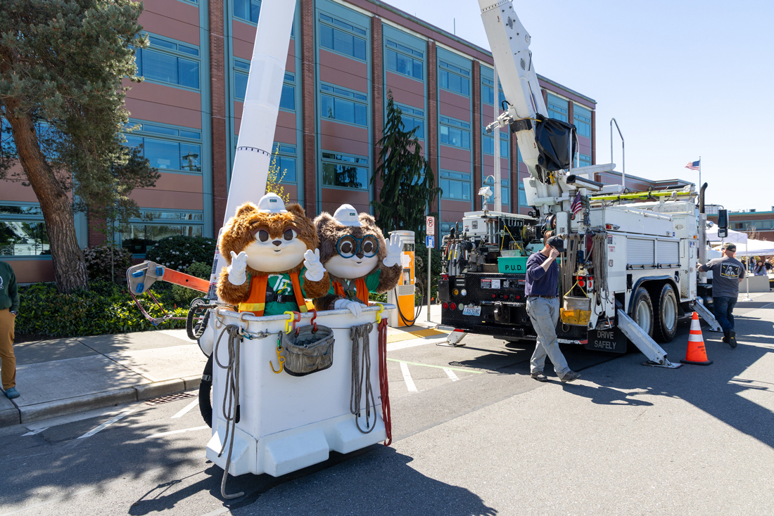 PUD吉祥物Zip和Zap站在一辆运输车的车厢里。